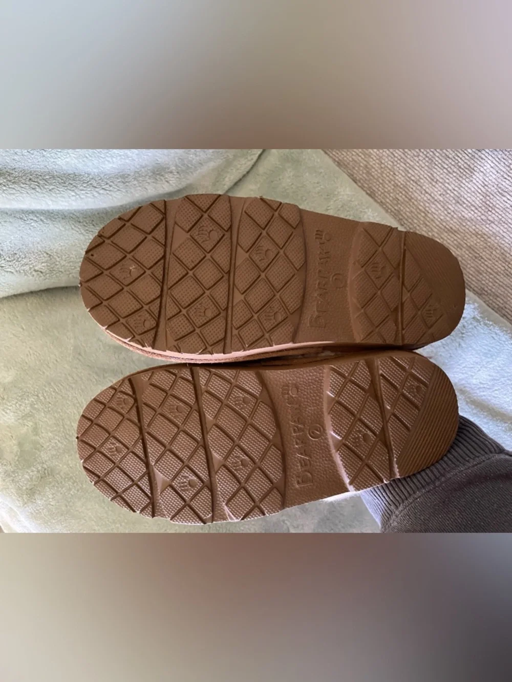 ✨Kids Bearpaw Slippers Size 2 - Picture 4 of 4